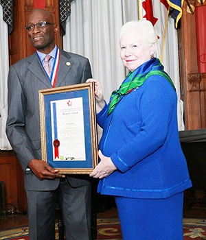 Toronto Star municipal affairs columnist, Royson James, poses with his award with the Honourable Elizabeth Dowdeswell, Lieutenant Governor of Ontario. Photo credit: youradonline.ca. 