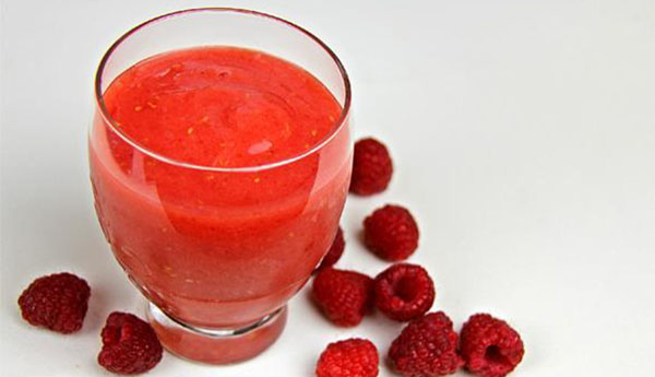 Refreshing Mango Raspberry Smoothie