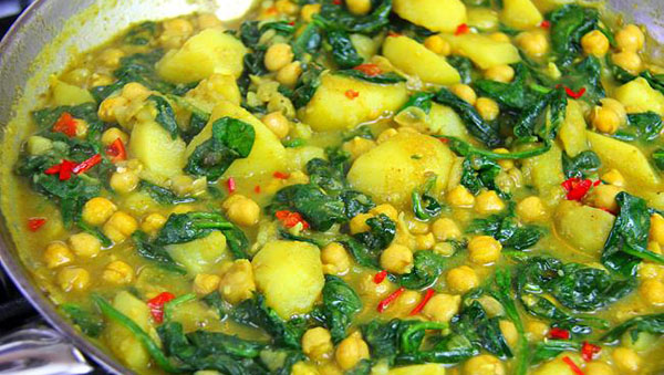 Vegan Recipe: Classic Curry Chickpeas With Potato And Spinach