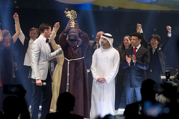 Actor, Hugh Jackman, announced that Kenya teacher Peter Tabichi was the winner of the Global Teacher Prize. Photo courtesy: Global Education and Skills Forum – an initiative of the Varkey Foundation.