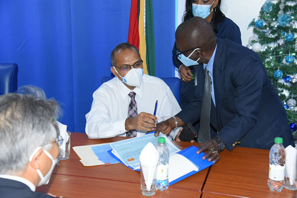 Health Minister Anthony signs the certificate of donation. Photo credit: DPI.